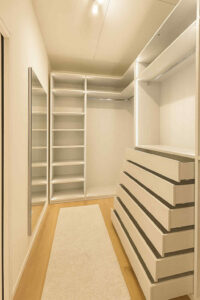 cabina armadio angolare in legno, cabina armadio con cassetti, cabina armadio artigianale, cabina armadio moderna con led, walk-in closet legno, mobile su misura armadio, arredo sartoriale notte, cabina armadio illuminata, design cabina armadio su misura, arredamento zona notte elegante