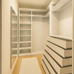 cabina armadio angolare in legno, cabina armadio con cassetti, cabina armadio artigianale, cabina armadio moderna con led, walk-in closet legno, mobile su misura armadio, arredo sartoriale notte, cabina armadio illuminata, design cabina armadio su misura, arredamento zona notte elegante