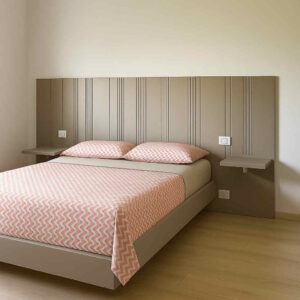 letto matrimoniale moderno, letto in legno massello, letto con comodini sospesi, letto con boiserie, letto artigianale su misura, letto con testiera attrezzata, letto con testiera a parete, letto con boiserie a tutta parete, letto con comodini integrati, letto in legno su misura, letto elegante moderno, letto design legno, modern double bed, solid wood bed, bed with floating nightstands, wall panel bed, custom made bed, handcrafted bed, wooden bed with headboard, headboard wall bed, integrated nightstands bed, designer wood bed, bespoke wooden bed, contemporary wood bed