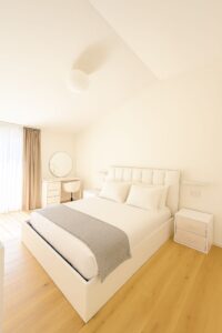 letto matrimoniale moderno, modern double bed, letto in legno bianco, white wooden bed, letto con testata imbottita, upholstered headboard, letto elegante su misura, custom elegant bed, letto per camera moderna, modern bedroom bed, letto 160x200, 160x200 bed frame