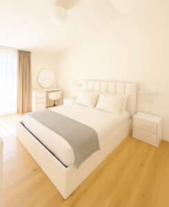 letto matrimoniale moderno, modern double bed, letto in legno bianco, white wooden bed, letto con testata imbottita, upholstered headboard, letto elegante su misura, custom elegant bed, letto per camera moderna, modern bedroom bed, letto 160x200, 160x200 bed frame