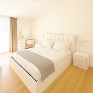 letto matrimoniale moderno, modern double bed, letto in legno bianco, white wooden bed, letto con testata imbottita, upholstered headboard, letto elegante su misura, custom elegant bed, letto per camera moderna, modern bedroom bed, letto 160x200, 160x200 bed frame