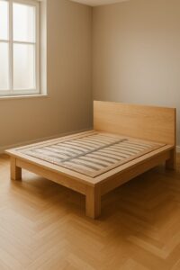 letto matrimoniale frassino, ash wood bed frame, letto legno naturale, natural wooden bed, letto essenziale, minimalist bed design, letto basso moderno, low modern bed, letto in frassino massello, solid ash bed, letto su misura artigianale, custom wood bed