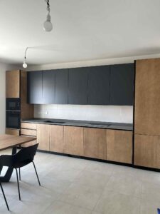 cucina moderna in legno, cucina ante grigio antracite, cucina su misura, cucina artigianale moderna, cucina design moderno, cucina L 450 in legno, cucina in legno massello, cucina in frassino miele, cucina moderna in legno, cucina artigianale su misura, cucina in frassino naturale, cucina con piano in gres, cucina con alzata in gres, cucina moderna elegante, cucina di design in legno, cucina artigianale italiana, cucina su misura Verona, cucina con colonne a tutta altezza, cucina in legno massello moderna, cucina con illuminazione led integrata, cucina con barra elettrificata, cucina in frassino massello, cucina con elettrodomestici Haier, cucina di alta gamma in legno, cucina moderna su misura, cucina artigianale di design
