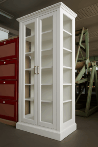 vetrina classica bianca, vetrina in legno massello, mobile vetrina disponibile subito, mobile artigianale in legno, vetrina a due ante, mobile espositore in legno, vetrina su misura, mobile grezzo in legno, vetrina con vetri trasparenti, arredo soggiorno classico