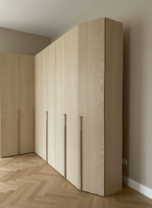 interno armadio angolare su misura con cabina attrezzata, cabina armadio angolare con ripiani e appendiabiti, armadio su misura con cassettiera interna e ripiani, organizzazione interna armadio angolare moderno, armadio su misura interno con cassetti e specchio