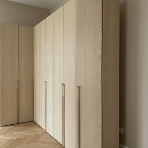 interno armadio angolare su misura con cabina attrezzata, cabina armadio angolare con ripiani e appendiabiti, armadio su misura con cassettiera interna e ripiani, organizzazione interna armadio angolare moderno, armadio su misura interno con cassetti e specchio