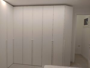 armadio in frassino, armadio su misura ad angolo moderno in legno, armadio su misura in legno