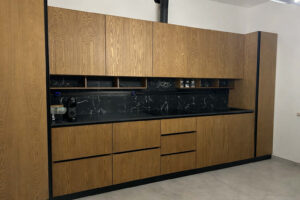 cucina in legno massello, cucina in frassino miele, cucina moderna in legno, cucina artigianale su misura, cucina in frassino naturale, cucina con piano in gres, cucina con alzata in gres, cucina moderna elegante, cucina di design in legno, cucina artigianale italiana, cucina su misura Verona, cucina con colonne a tutta altezza, cucina in legno massello moderna, cucina con illuminazione led integrata, cucina con barra elettrificata, cucina in frassino massello, cucina con elettrodomestici Haier, cucina di alta gamma in legno, cucina moderna su misura, cucina artigianale di design