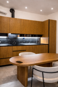 cucina in legno massello, cucina in frassino miele, cucina moderna in legno, cucina artigianale su misura, cucina in frassino naturale, cucina con piano in gres, cucina con alzata in gres, cucina moderna elegante, cucina di design in legno, cucina artigianale italiana, cucina su misura Verona, cucina con colonne a tutta altezza, cucina in legno massello moderna, cucina con illuminazione led integrata, cucina con barra elettrificata, cucina in frassino massello, cucina con elettrodomestici Haier, cucina di alta gamma in legno, cucina moderna su misura, cucina artigianale di design