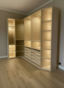 interno armadio angolare su misura con cabina attrezzata, cabina armadio angolare con ripiani e appendiabiti